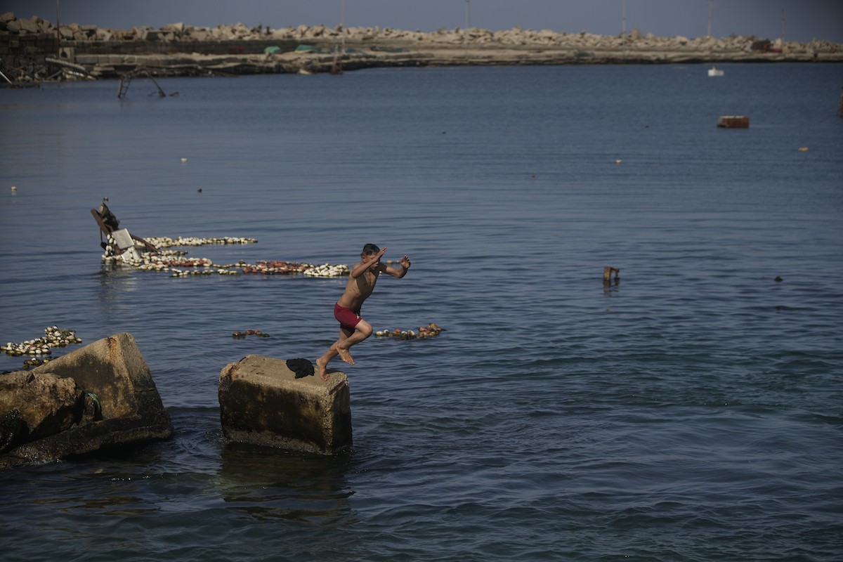 يسبح أطفال قرب ميناء غزة المدمر، في مشهد يعكس تمسكهم بلحظات الفرح رغم الدمار المحيط بهم. يُعدّ البحر في غزة المتنفس الوحيد لسكانها الذين يواجهون آثار الحرب والنزوح، والذين يعيشون في خيام تفتقر لأبسط مقومات الحياة، ١٢ فبراير ٢٠٢٦. تصوير: عمر أشتوي
