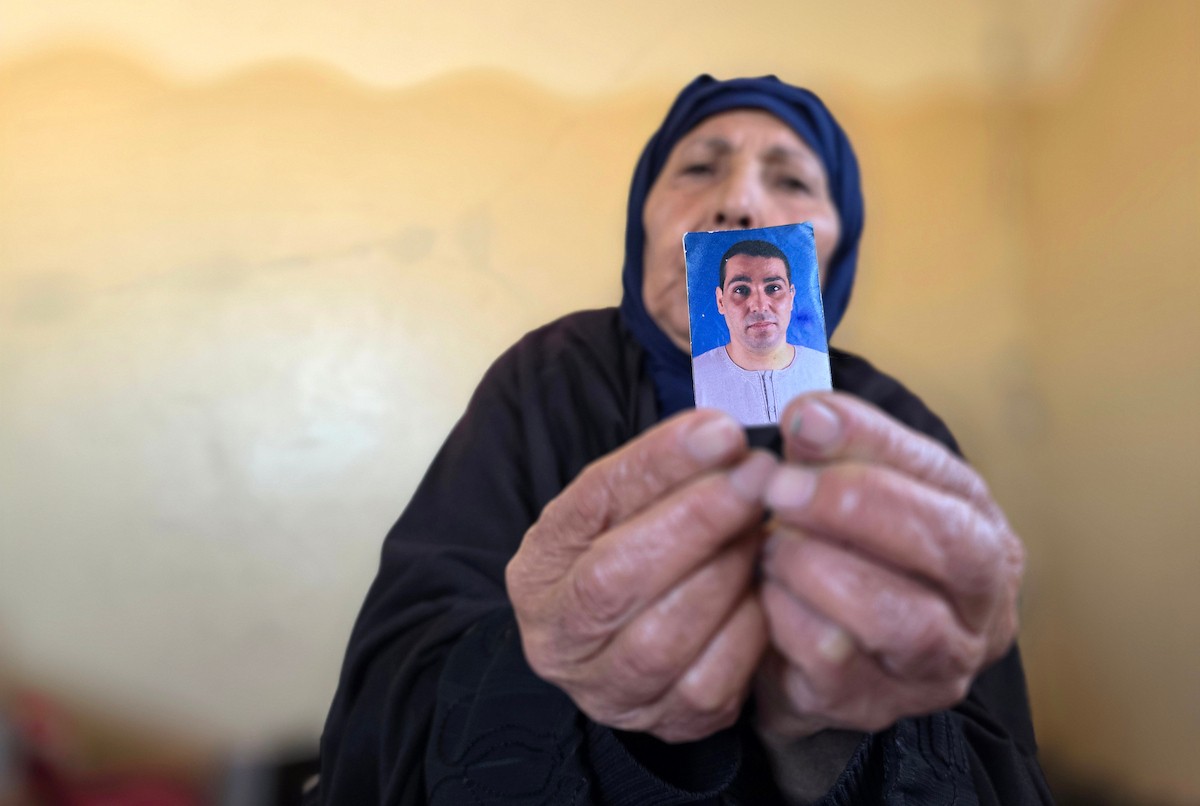 المسنة زهر شراب تنتظر معرفة مصير ابنها المفقود من ذوي الإعاقة الذهنية بعد تداول مستوطنين صورة له على مواقع التواصل مرفقة بتعليق عنصري، خان يونس، جنوب قطاع غزة، 26 فبراير/شباط 2026. تصوير: طارق محمد