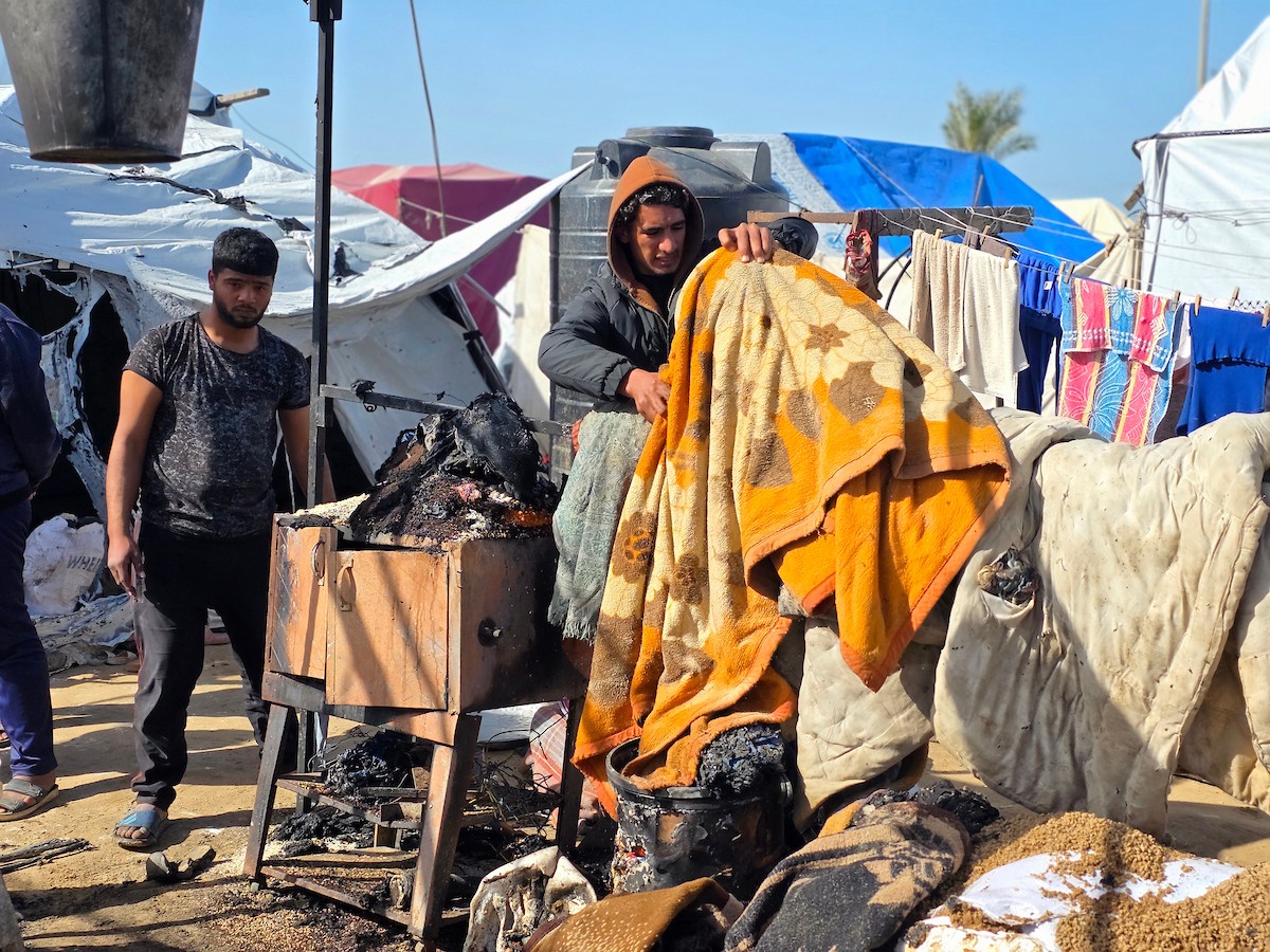 يتفقد فلسطينيون موقع غارة إسرائيلية استهدفت خيامًا في خان يونس، جنوب قطاع غزة، 31 ينايركانون الثاني 2026. صورة طارق محمد (APA Images).