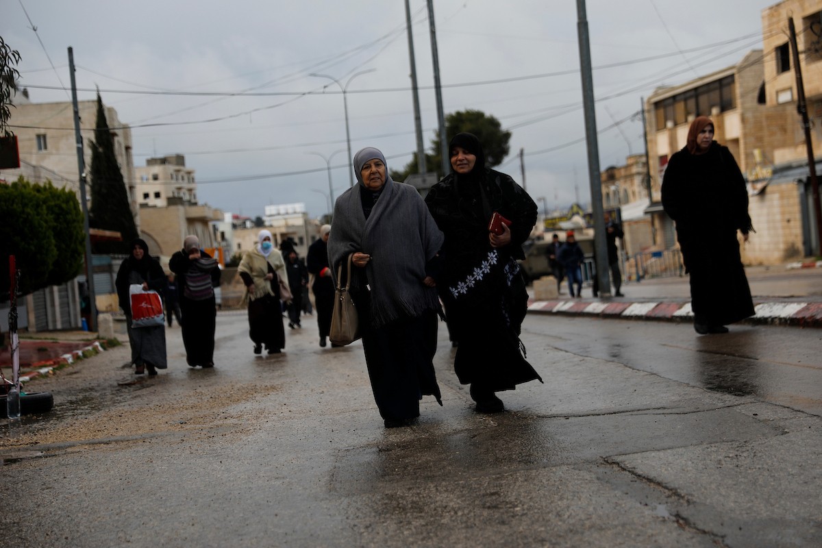 فلسطينيون يعبرون نقطة تفتيش إسرائيلية، وهي نقطة عبور ضرورية لمغادرة مدينة بيت لحم في الضفة الغربية والوصول إلى المسجد الأقصى في القدس لأداء صلاة الجمعة الثانية من شهر رمضان، ٢٧ فبراير/شباط ٢٠٢٦. تصوير: مأمون وزواز