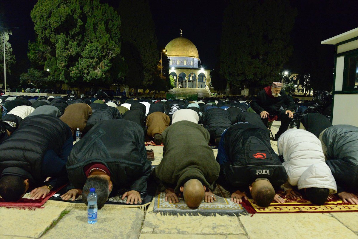 يؤدي الفلسطينيون صلاتي العشاء والتراويح في ساحات المسجد الأقصى في اليوم الخامس من رمضان، القدس، 22 فبراير 2026. صورة من دائرة الأوقاف الإسلامية في القدس.