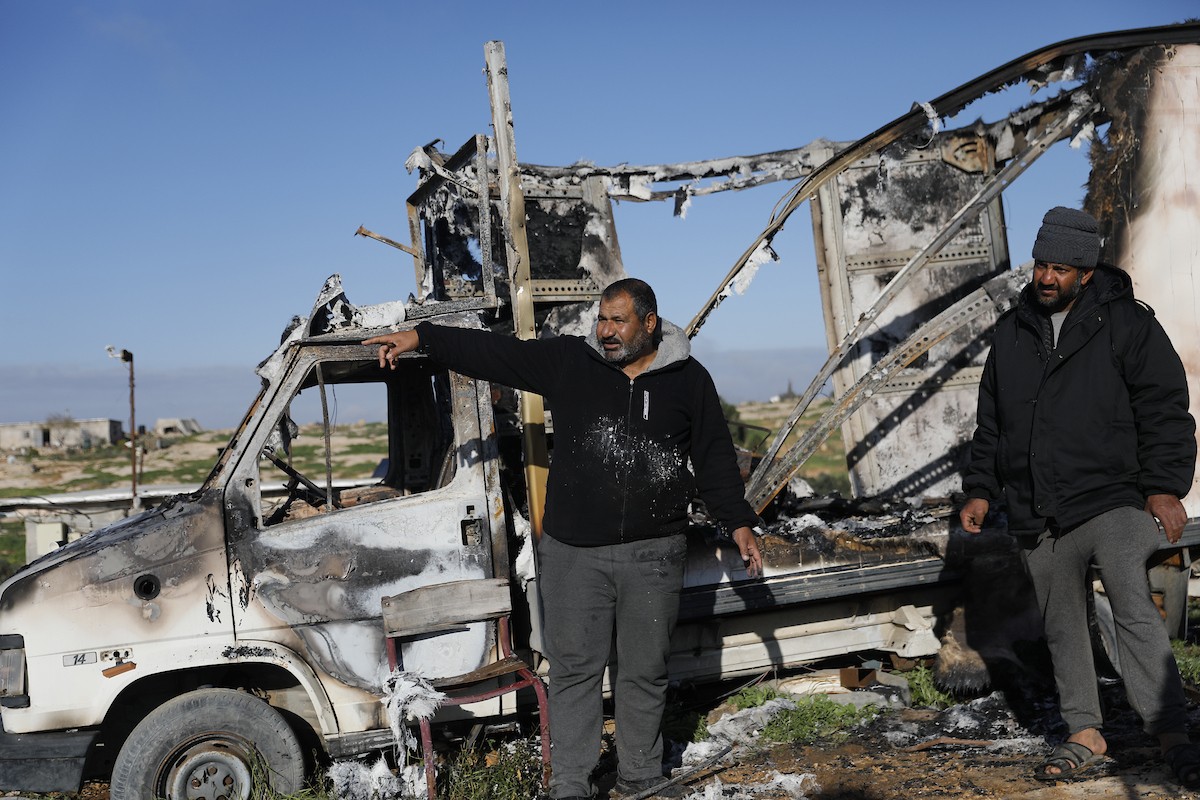 يتفقد فلسطينيون الأضرار التي لحقت بمنازلهم وممتلكاتهم في مستوطنة سوسيا، جنوب الخليل، عقب هجمات شنها مستوطنون يهود الليلة الماضية. الخليل، الضفة الغربية، 25 فبراير/شباط 2026. تصوير: مأمون وزواز