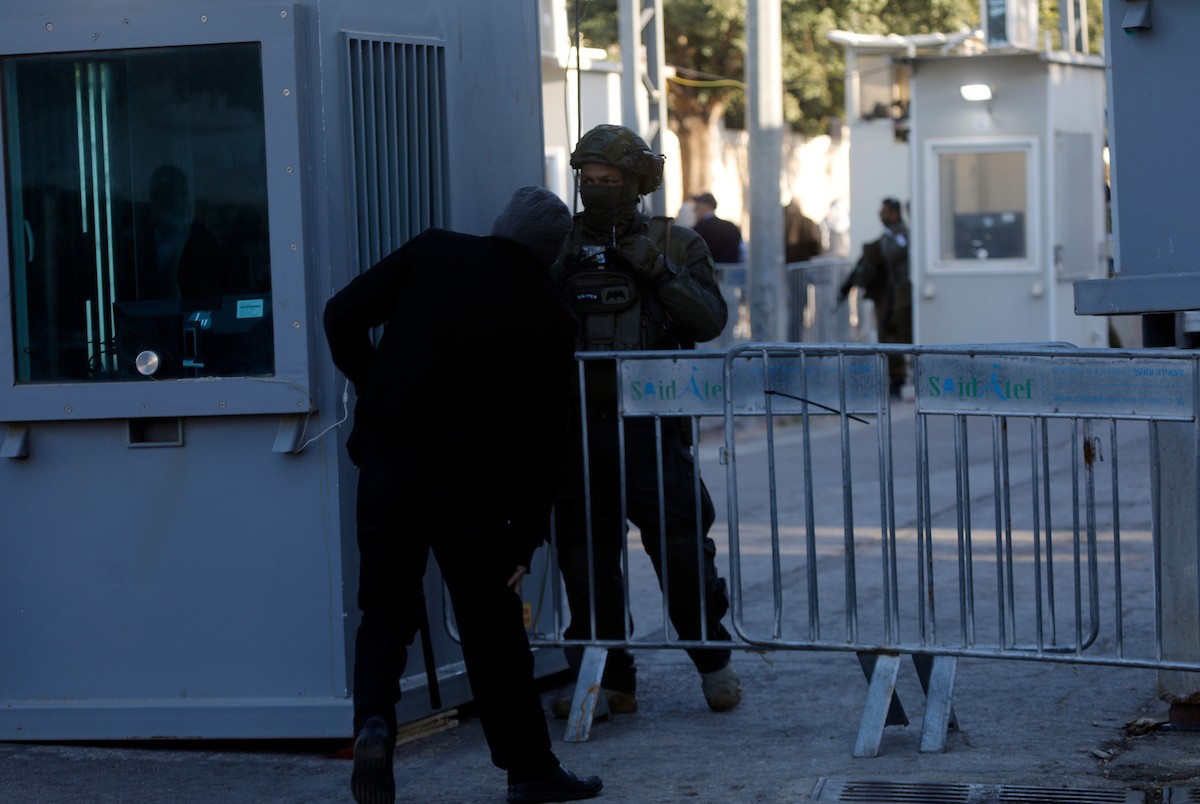 توافد المصلون بكثافة إلى نقطة تفتيش في بيت لحم، متجهين إلى المسجد الأقصى في القدس لأداء صلاتي الجمعة والتراويح، 20 فبراير/شباط 2026. صورة: مأمون وزواز