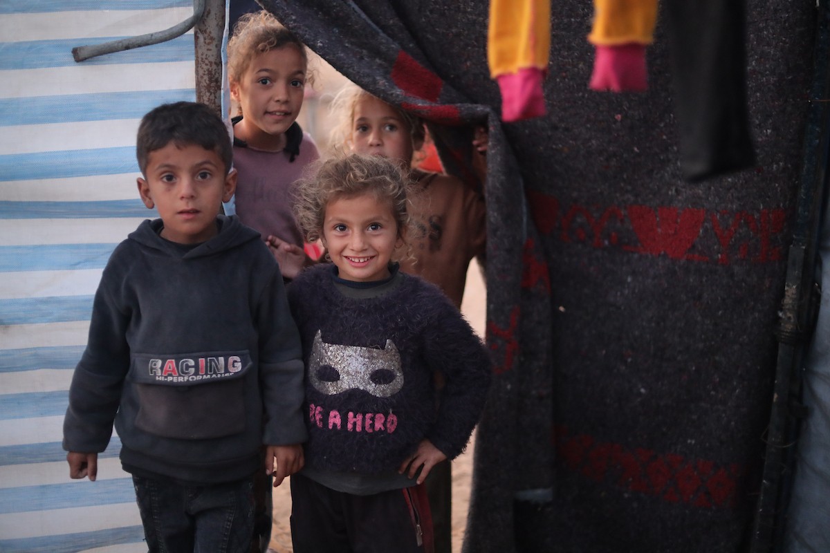 وسط خيام النازحين في المخيم المصري بمنطقة نتساريم وسط قطاع غزة، يحاول السكان الحفاظ على تفاصيل حياتهم اليومية رغم الظروف القاسية والنقص الحاد في الضروريات الأساسية كالمأوى والغذاء والماء النظيف. وسط قطاع غزة، ١٢ فبراير ٢٠٢٦. تصوير: محمد الأسود