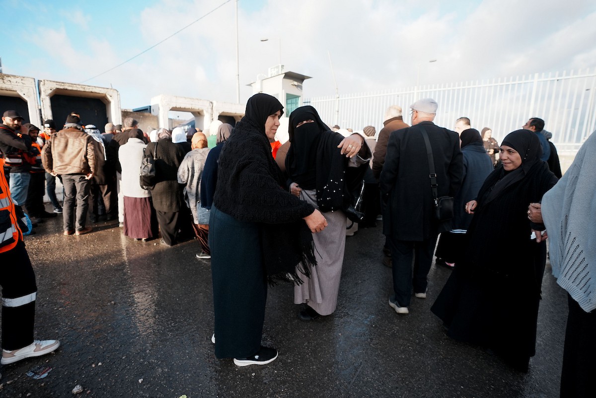 منعت السلطات الإسرائيلية دخول الفلسطينيين من الضفة الغربية إلى القدس لأداء صلاة الجمعة الثانية من شهر رمضان في المسجد الأقصى ، في 27 فبراير/شباط 2026. وتجمّع آلاف منذ ساعات الصباح الباكر عند حاجز قلنديا في محاولة للوصول إلى الأقصى، وسط إجراءات أمنية مشددة في المنطقة