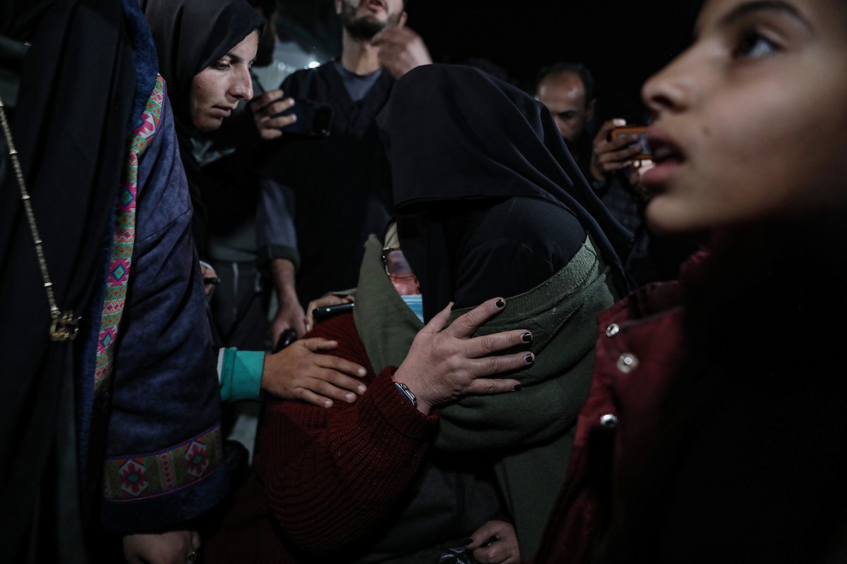 فلسطينيون قادمون من معبر رفح يصلون، في حافلة تحمل شعار الأمم المتحدة، إلى مستشفى ناصر في خان يونس جنوب قطاع غزة، في 2 فبراير/شباط 2026. صورة: عمر أشتوي