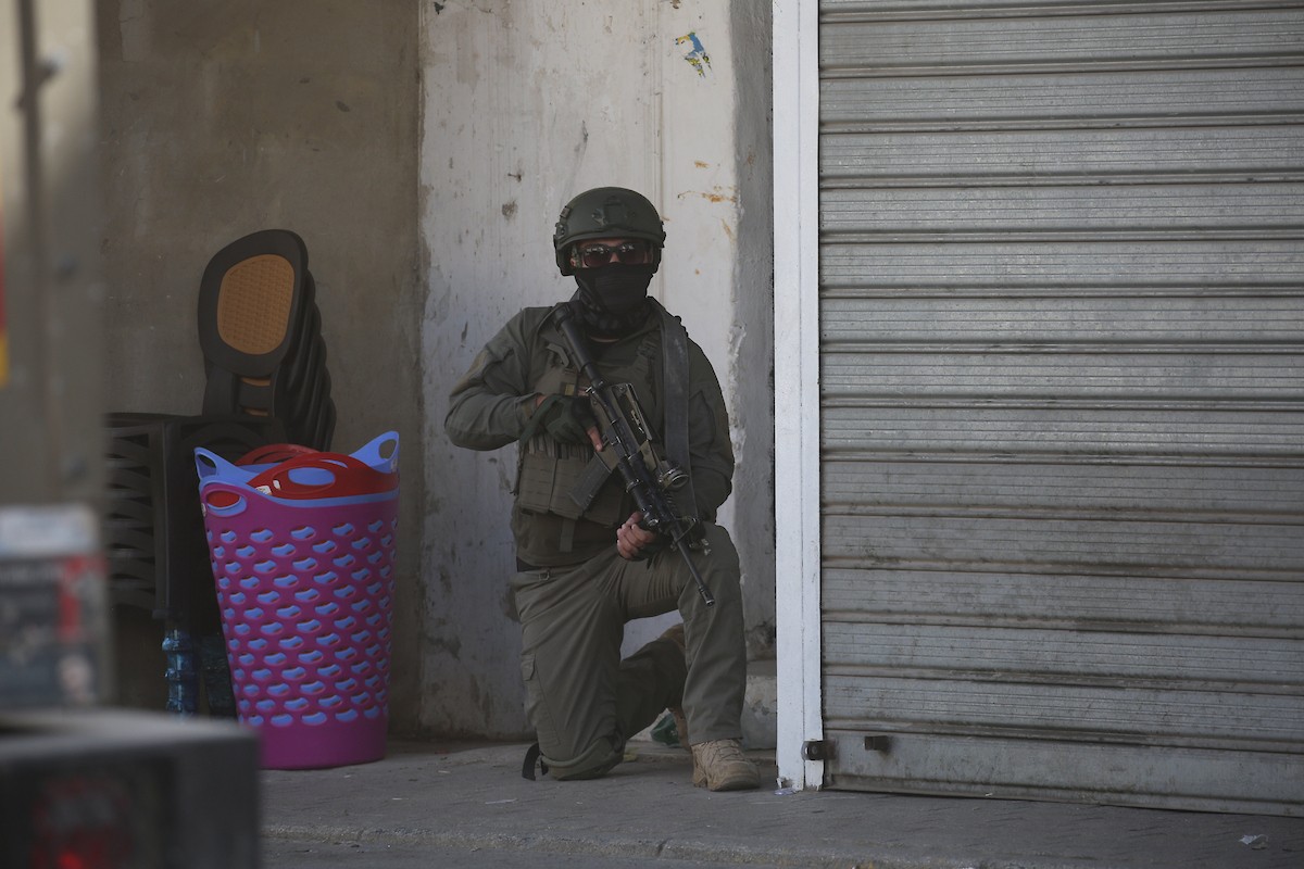 نفّذت قوات الجيش الإسرائيلي مداهمات ودوريات في شوارع مخيم عسكر للاجئين، شرق نابلس في الضفة الغربية، ٢٢ فبراير/شباط ٢٠٢٦. صورة: محمد ناصر