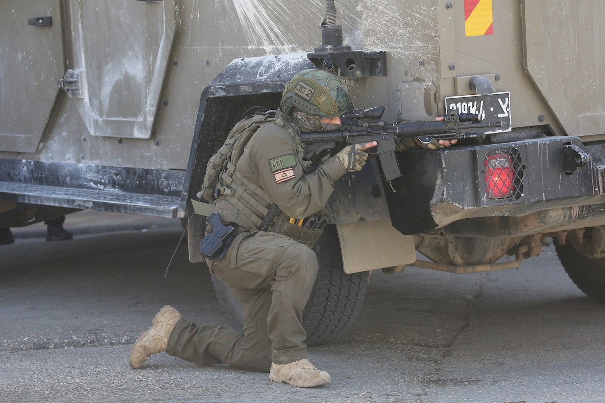 نفّذت قوات الجيش الإسرائيلي مداهمات ودوريات في شوارع مخيم عسكر للاجئين، شرق نابلس في الضفة الغربية، ٢٢ فبراير/شباط ٢٠٢٦. صورة: محمد ناصر