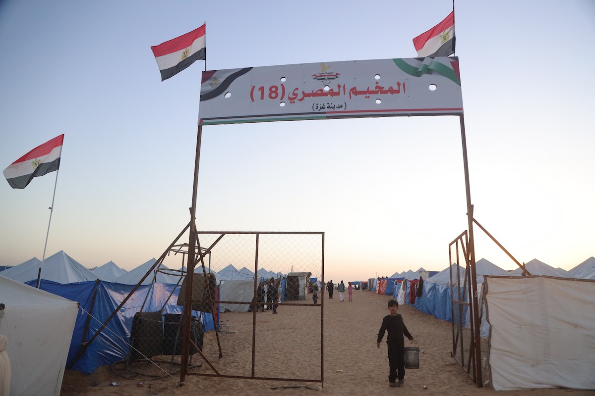 وسط خيام النازحين في المخيم المصري بمنطقة نتساريم وسط قطاع غزة، يحاول السكان الحفاظ على تفاصيل حياتهم اليومية رغم الظروف القاسية والنقص الحاد في الضروريات الأساسية كالمأوى والغذاء والماء النظيف. وسط قطاع غزة، ١٢ فبراير ٢٠٢٦. تصوير: محمد الأسود