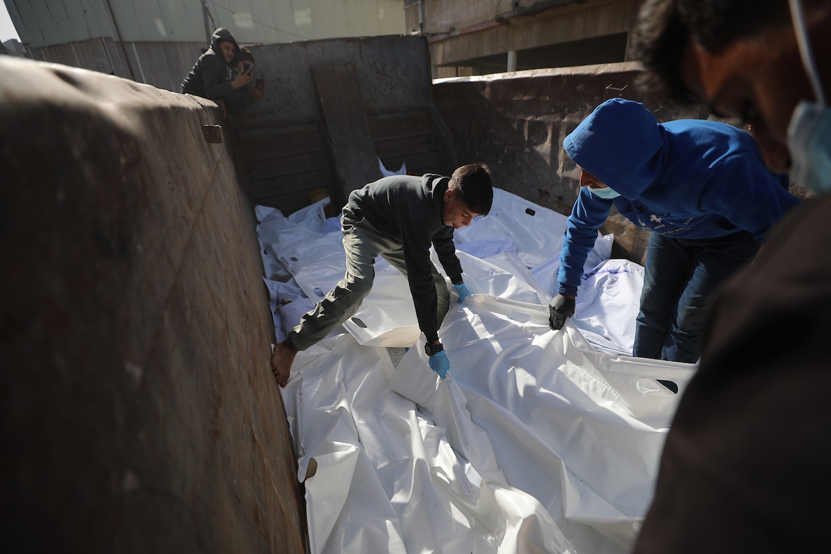 استخراج جثث عشرات الفلسطينيين الذين فقدوا أرواحهم خلال الهجمات الإسرائيلية ودُفنوا مؤقتًا في منطقة النفق بمدينة غزة، تمهيدًا لنقلها إلى المقابر الرسمية، 1 فبراير/شباط 2026. (صورة: عمر أشتوي)