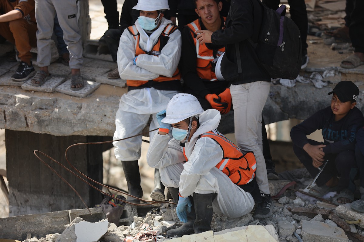 فرق الدفاع المدني التنسيق مع اللجنة الدولية للصليب الأحمر تطلق حملةً لانتشال نحو 67 جثة من عائلة أبو نصر، من تحت أنقاض منزل استهدفه الجيش الإسرائيلي خلال الحرب في بيت لاهيا، شمال قطاع غزة. 15 فبراير/شباط 2026. صورة: عمر أشتوي