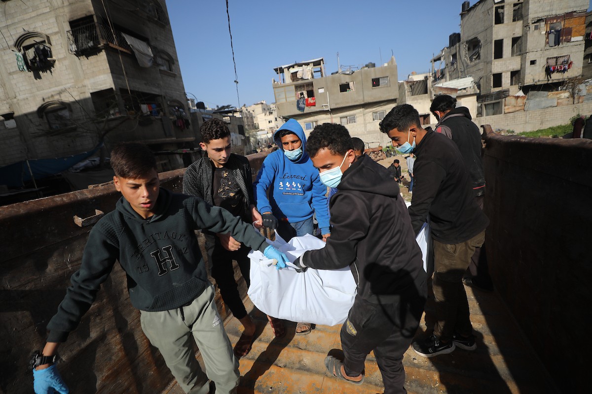 استخراج جثث عشرات الفلسطينيين الذين فقدوا أرواحهم خلال الهجمات الإسرائيلية ودُفنوا مؤقتًا في منطقة النفق بمدينة غزة، تمهيدًا لنقلها إلى المقابر الرسمية، 1 فبراير/شباط 2026. (صورة: عمر أشتوي)