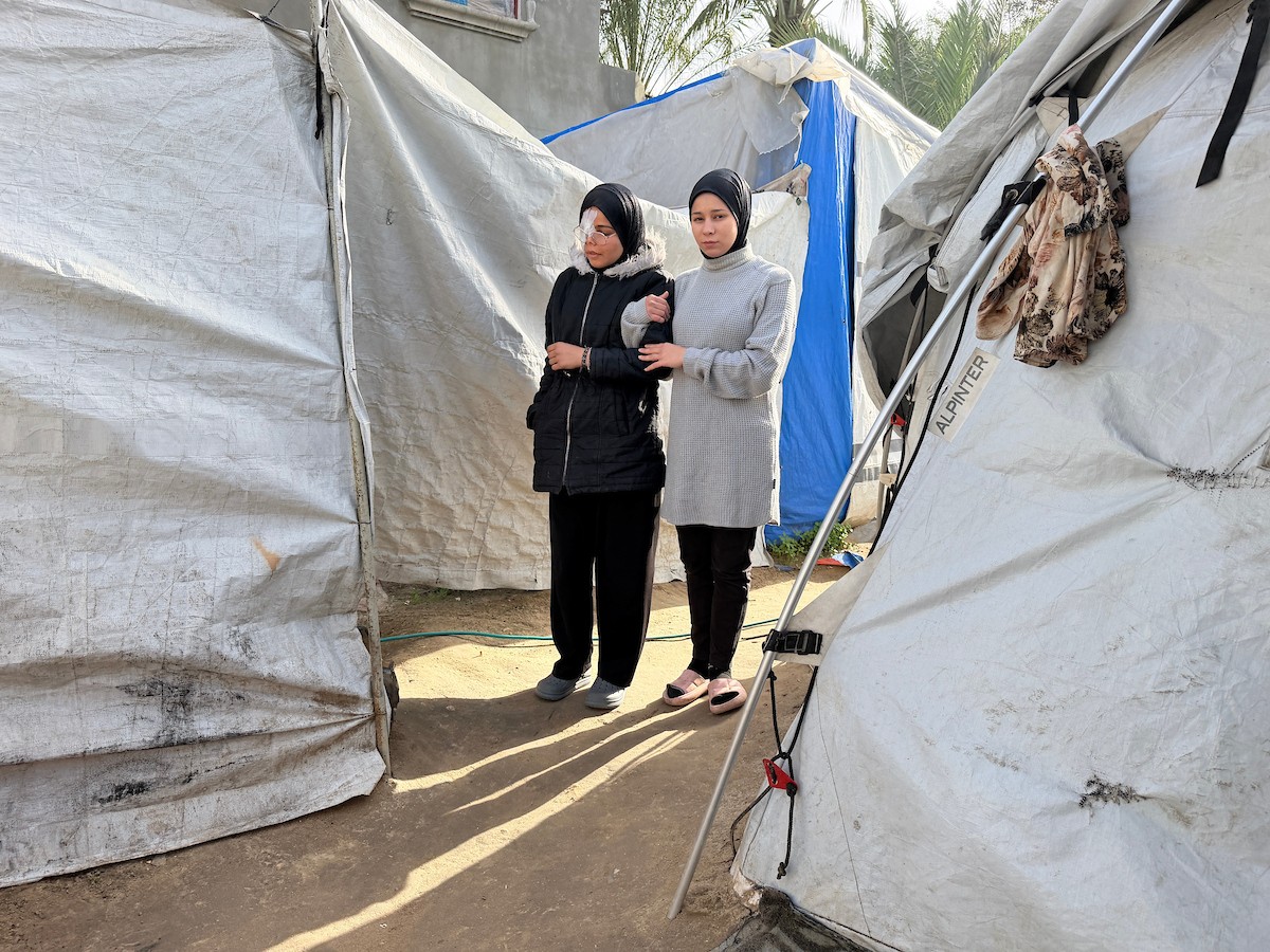 ندى رحومة، طفلة (16 عامًا) نازحة بمنطقة الزوايدة وسط القطاع، ُأصيبت في غارة إسرائيلية قرب خيمة عائلتها في مدينة غزة وفقدت إحدى عينيها، وهي مُعرّضة لخطر فقدان البصر في العين الأخرى إذا لم تتلقَّ علاجًا طبيًا عاجلًا، 10 فبراير/شباط 2026. تصوير: محمد الأسود