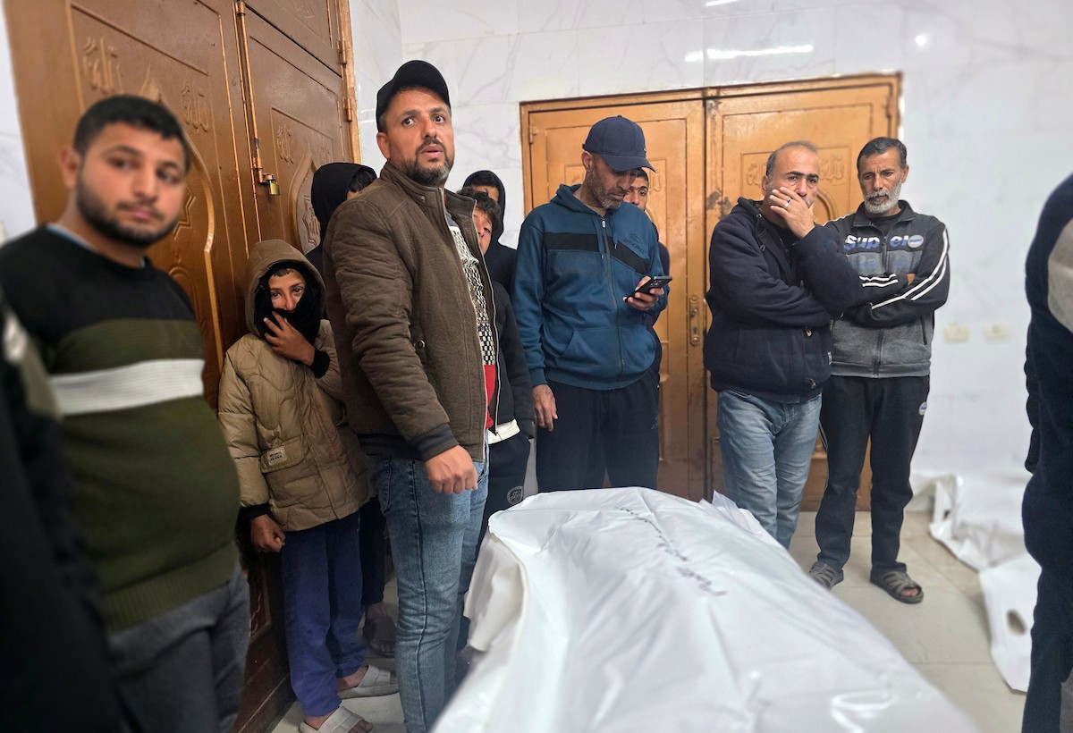 ودّع فلسطينيون جثمان حسن عبد الرحمن اللحام (45 عامًا) في مجمع ناصر الطبي. وقد استشهد بنيران الجيش الإسرائيلي قرب منزله في منطقة قيزانة أبو رشوان، جنوب خان يونس، جنوب قطاع غزة، في 26 فبراير/شباط 2026. (صورة: طارق محمد)