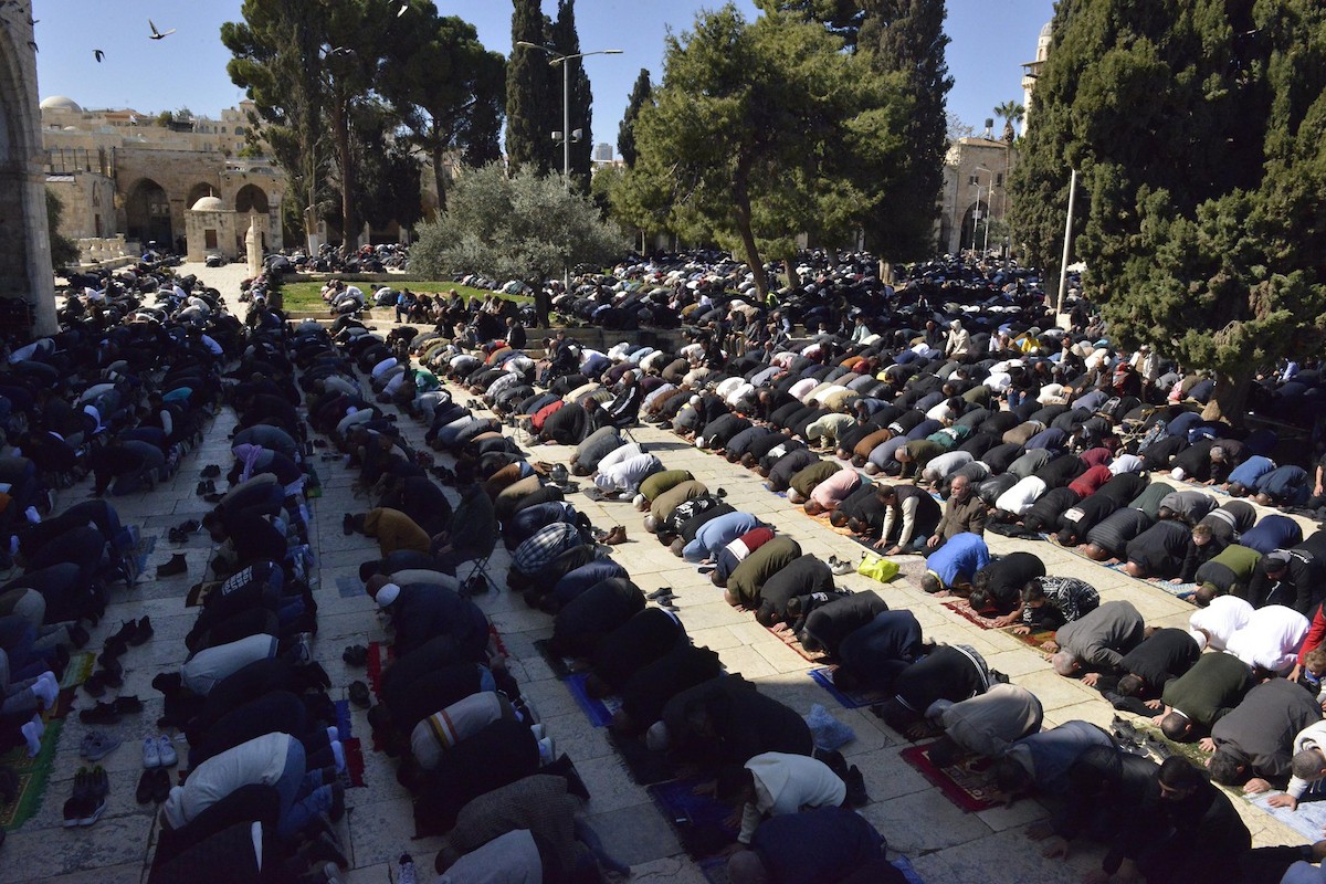 أدى الفلسطينيون أول صلاة جمعة من شهر رمضان في المسجد الأقصى بالقدس، في 20 فبراير/شباط 2026. صورة من دائرة الأوقاف الإسلامية بالقدس