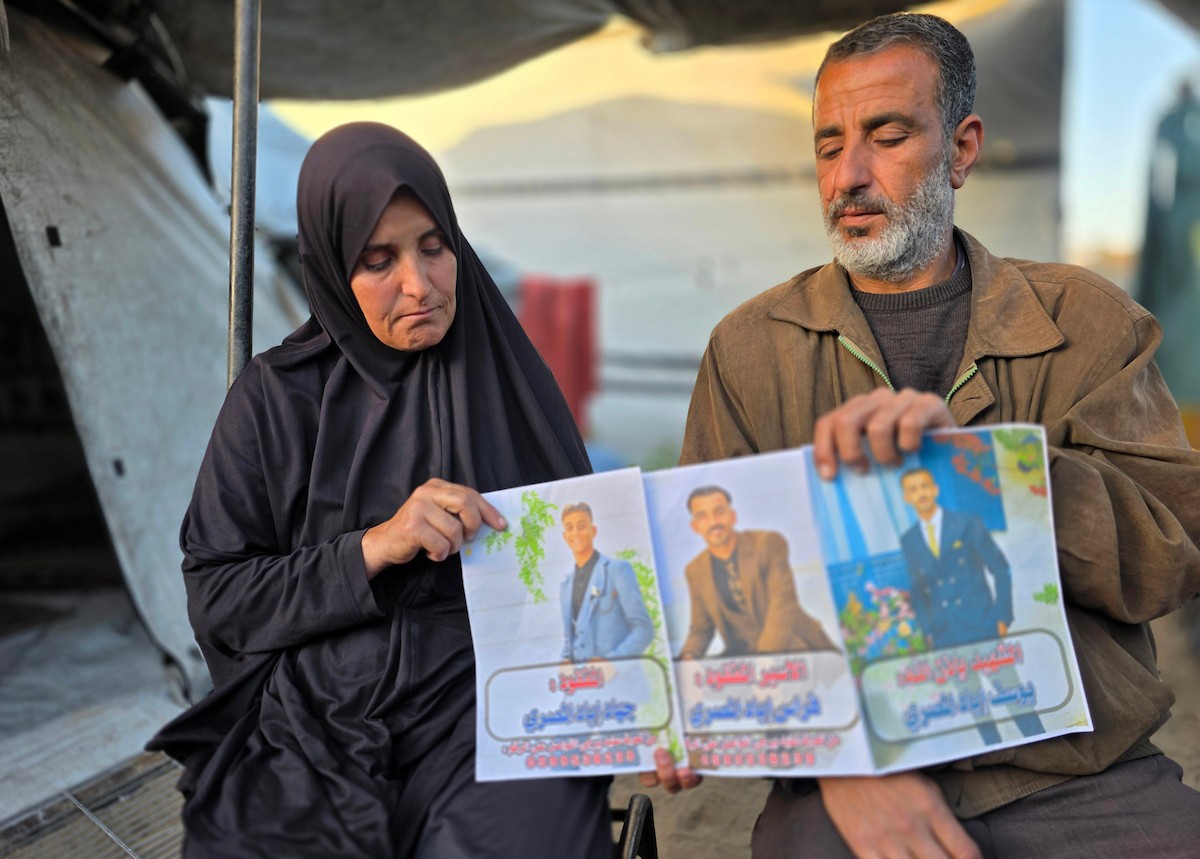 عائلة صبحية المصري النازحة من بيت حانون إلى خان يونس تواجه ظروفًا معيشية صعبة مع بداية شهر رمضان، بعد أن فقدت ثلاثة من أبنائها: شهيد، وأسير، ومفقود، 21 فبراير/شباط 2026. صورة: طارق محمد