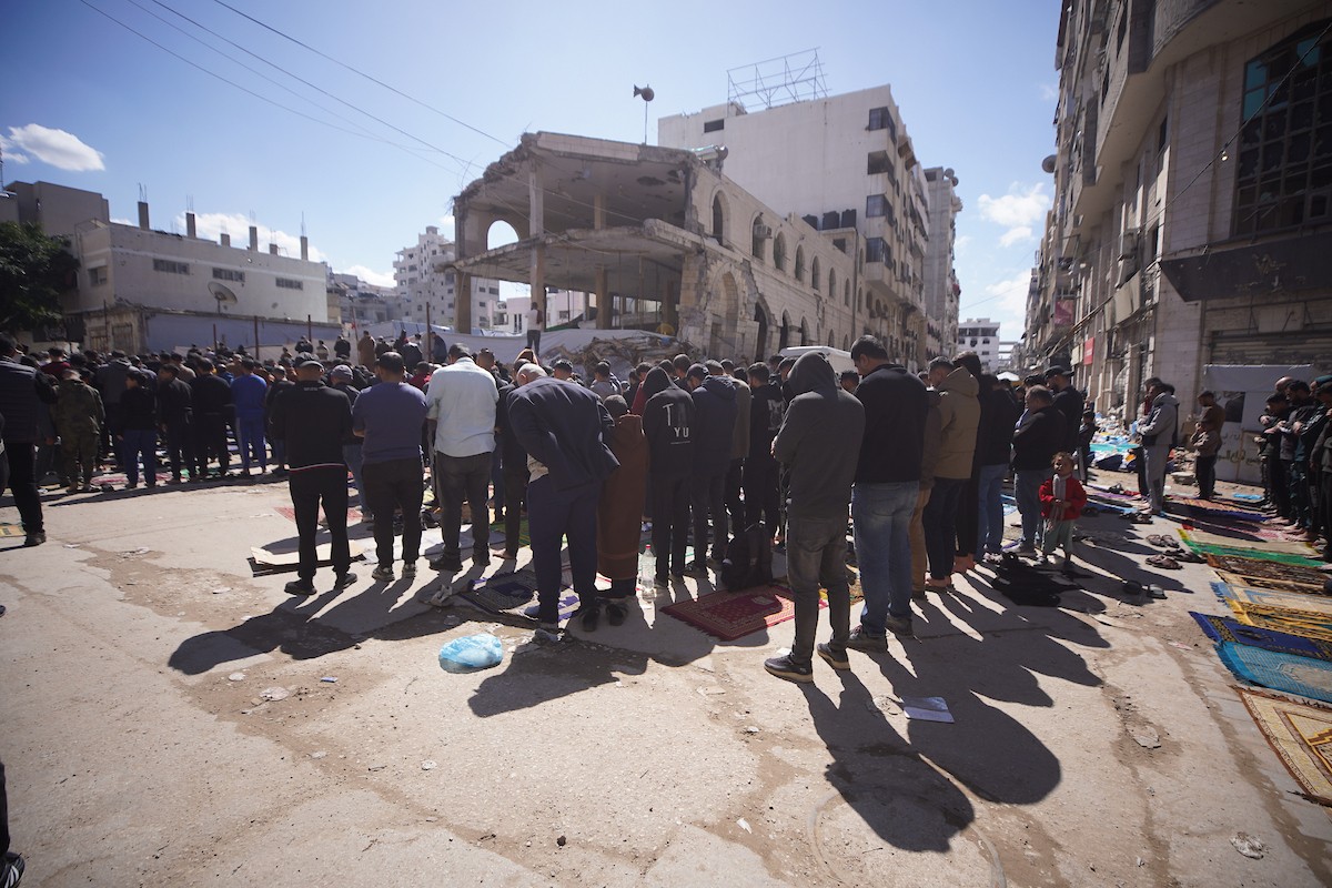 يؤدي الفلسطينيون صلاة الجمعة الثانية من شهر رمضان وسط أنقاض مسجد الكنز، الذي دُمر في هجمات إسرائيلية خلال الحرب، في مدينة غزة، 27 فبراير/شباط 2026. صورة: عمر أشتوي