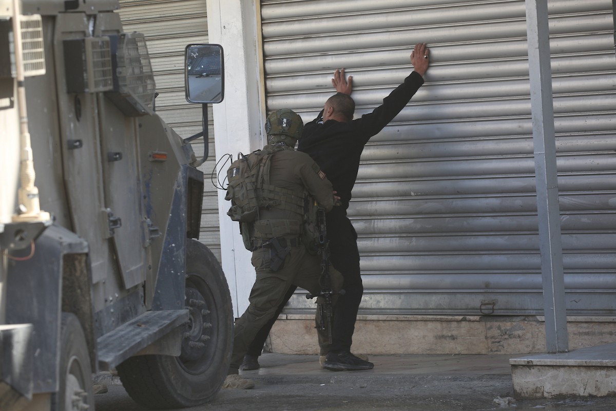 نفّذت قوات الجيش الإسرائيلي مداهمات ودوريات في شوارع مخيم عسكر للاجئين، شرق نابلس في الضفة الغربية، ٢٢ فبراير/شباط ٢٠٢٦. صورة: محمد ناصر