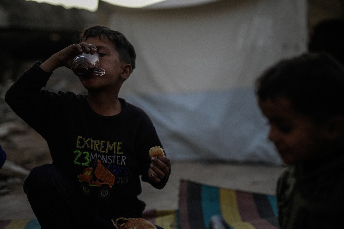 عائلة فلسطينية نازحة من بيت حانون تفطر في ثاني أيام رمضان في خيمة متداعية وسط أنقاض مسجد الحساينة على شاطئ مدينة غزة.19 فبراير/شباط 2026. تصوير: عمر أشتوي