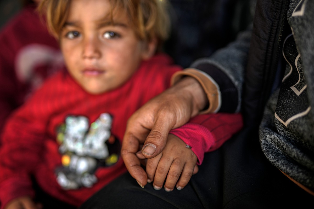 الفلسطيني لؤي أسامة صبح، 27 عامًا، أصيب بإعاقات دائمة وفقد بصره تمامًا جراء هجمات إسرائيلية، يكافح من أجل مواصلة حياته اليومية داخل خيمته في مدينة غزة في 11 فبراير/شباط 2026. صورة: عمر أشتوي