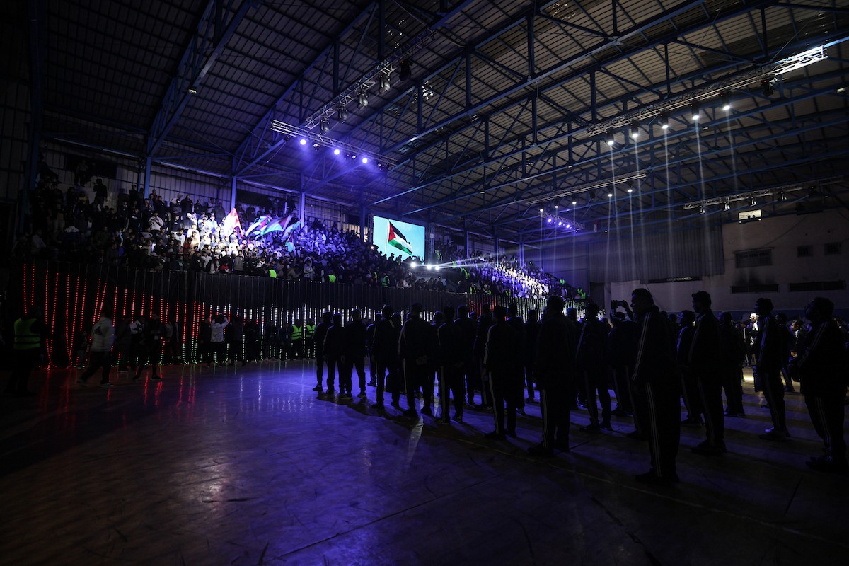 لاعبون فلسطينيون من فريقي النصيرات ورفح يتنافسون خلال مباراة كرة قدم على ملعب نادي خدمات النصيرات، ضمن بطولة غزة الرمضانية، بحضور حشد جماهيري كبير، في مخيم النصيرات بوسط قطاع غزة، بتاريخ 21 فبراير/شباط 2026. تصوير: معز صالحي / apaimages