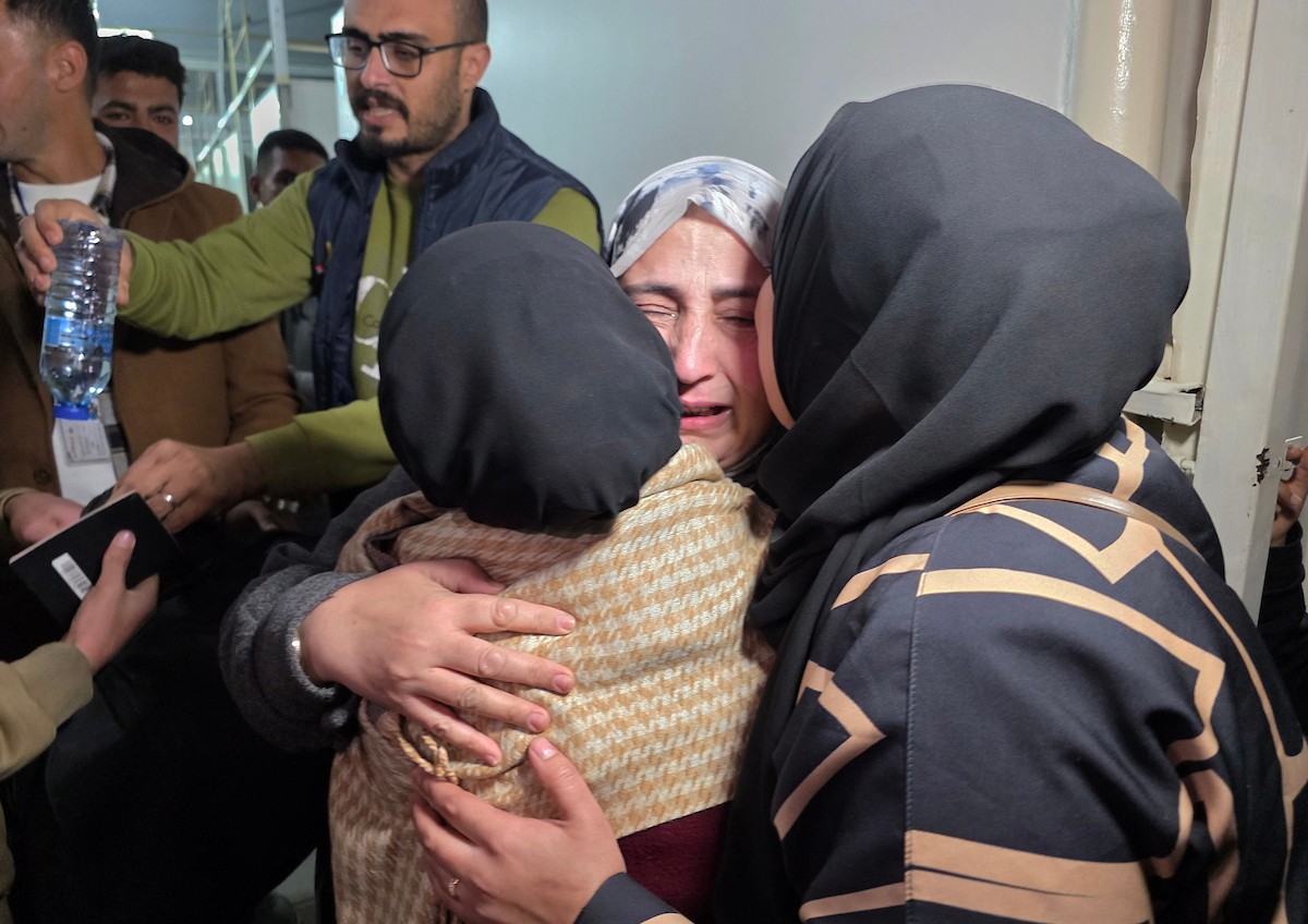 فلسطينيون قادمون من مصر عبر معبر رفح يصلون إلى مستشفى ناصر في خان يونس، قطاع غزة، في 21 فبراير/شباط 2026. صورة: طارق محمد/(APA Images)