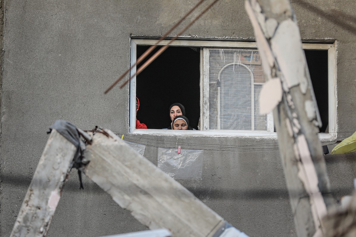 يشارك شبان وأطفال فلسطينيون في مباريات كرة الطائرة ضمن ما يُسمى 