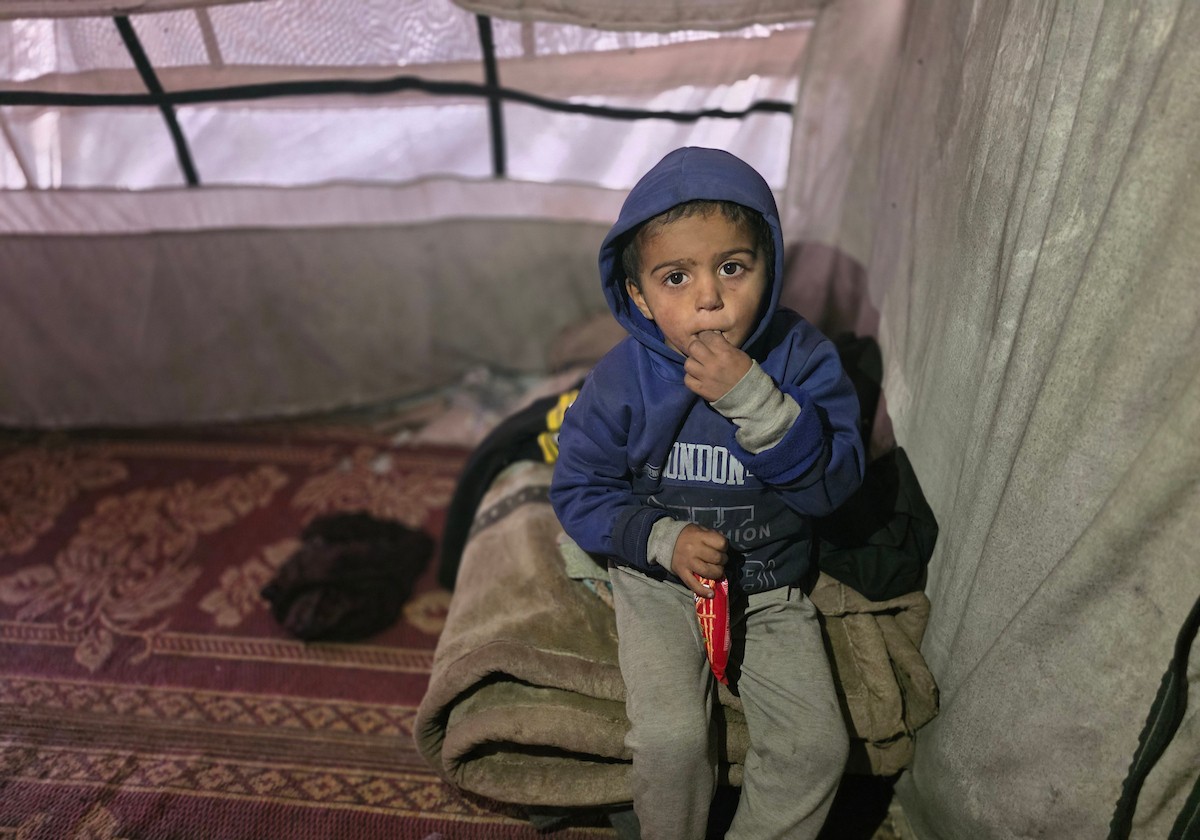 عائلات فلسطينية تُفطر في أول أيام شهر رمضان وسط ظروف معيشية قاسية وخطر دائم قرب ما يُسمى بـ