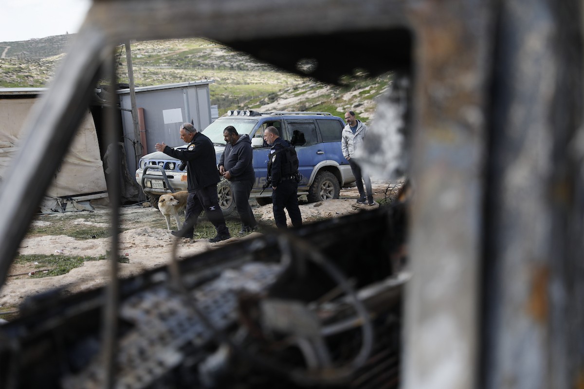 وفد دبلوماسي أوروبي يزور قرية سوسيا، جنوب الخليل، لتقييم الأضرار التي لحقت بالممتلكات الفلسطينية جراء هجمات المستوطنين، 25 فبراير/شباط 2026. تصوير: مأمون وزواز