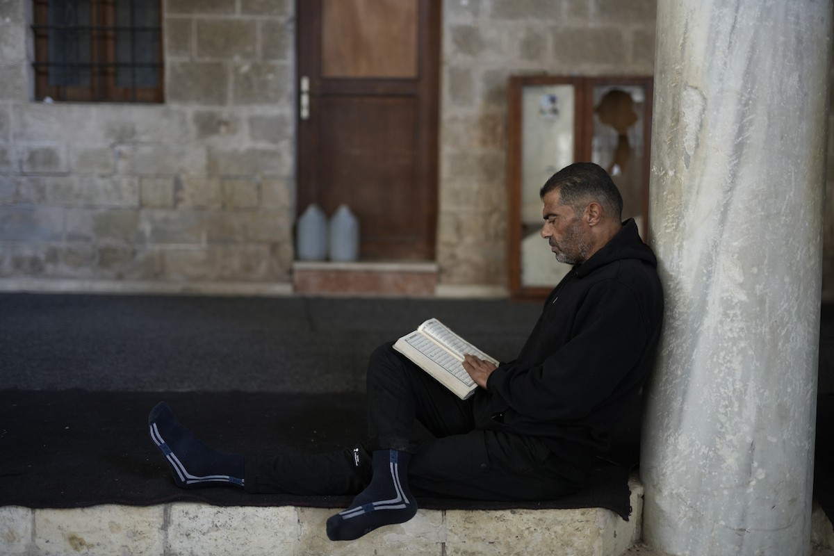 يُحيي الفلسطينيون أول أيام شهر رمضان المبارك في جامع السيد هاشم التاريخي بوسط مدينة غزة، ١٨ فبراير ٢٠٢٦. تصوير: عمر أشتوي