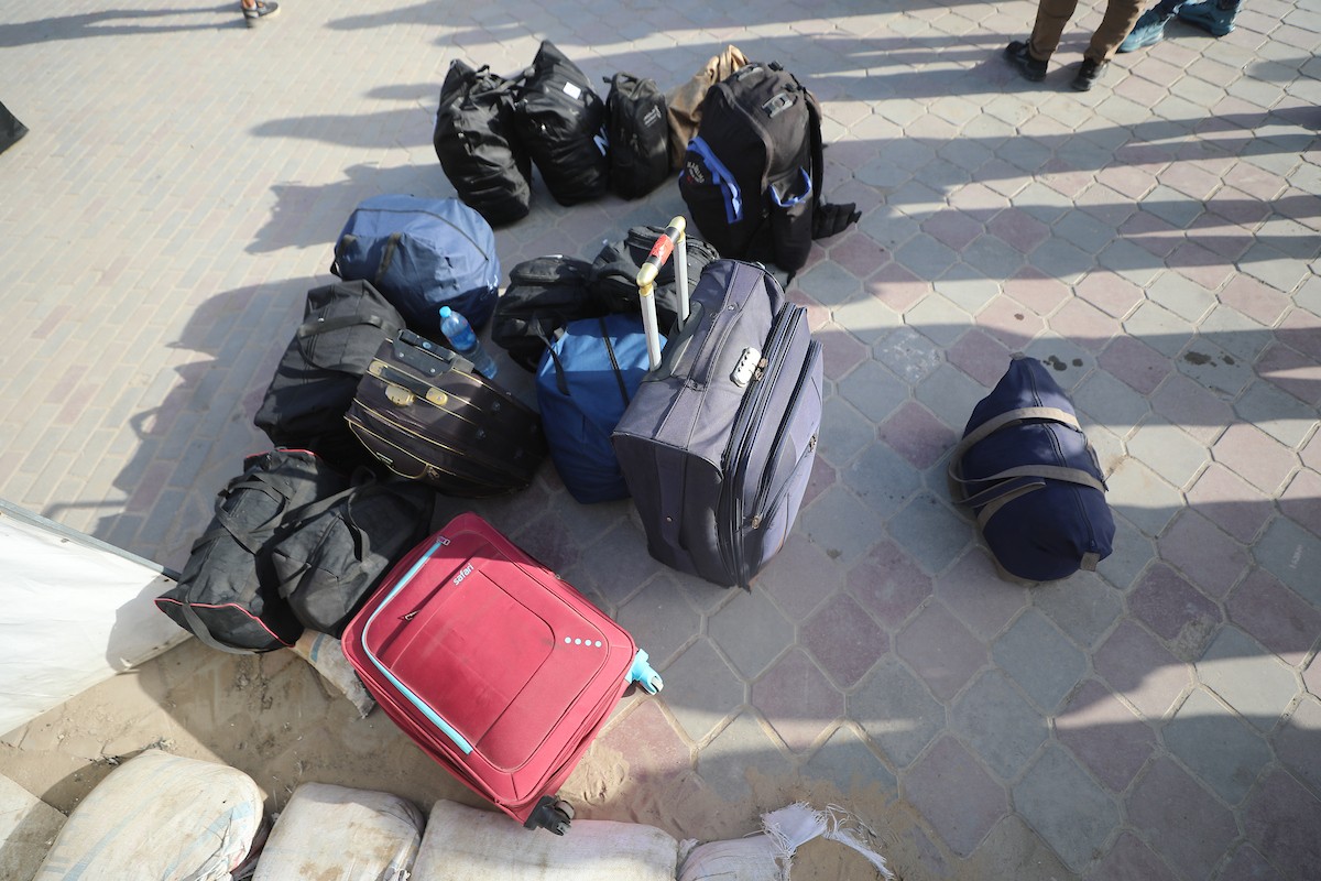 مركبات تابعة للأمم المتحدة تنقل عدداً من الجرحى ومرافقيهم من المقر الميداني لجمعية الهلال الأحمر الفلسطيني في خان يونس إلى معبر كرم أبو سالم لتلقي العلاج الطبي في الخارج،2 فبراير/شباط 2026