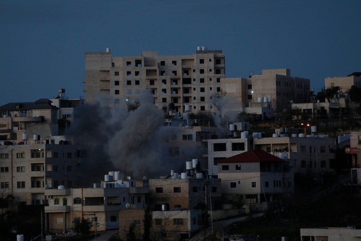 قوات الجيش الإسرائيلي تفجر منزل الشهيد محمود يوسف عابد في بلدة حلحول شمال الخليل، 2 فبراير/شباط 2026. صورة: مأمون وزواز