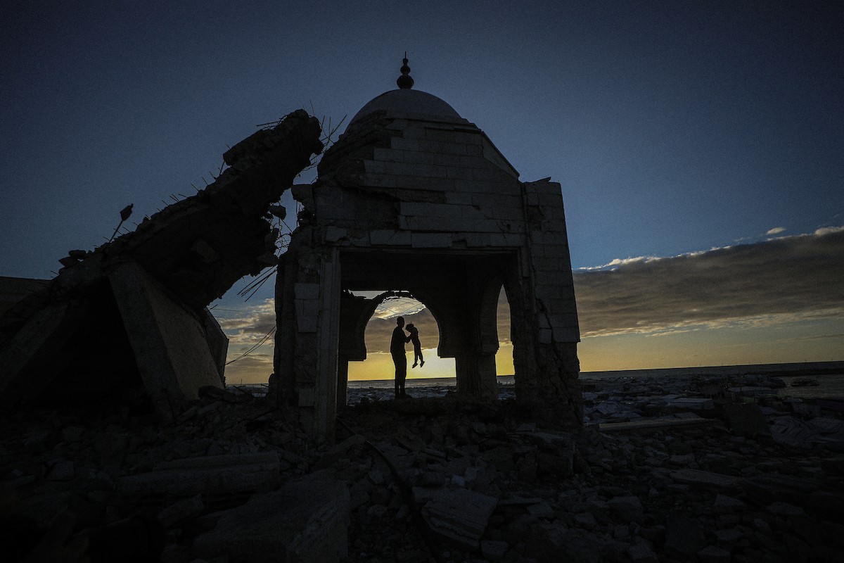 عائلة فلسطينية نازحة من بيت حانون تفطر في ثاني أيام رمضان في خيمة متداعية وسط أنقاض مسجد مسجد الحساينة على شاطئ مدينة غزة.19 فبراير/شباط 2026. تصوير: عمر أشتوي