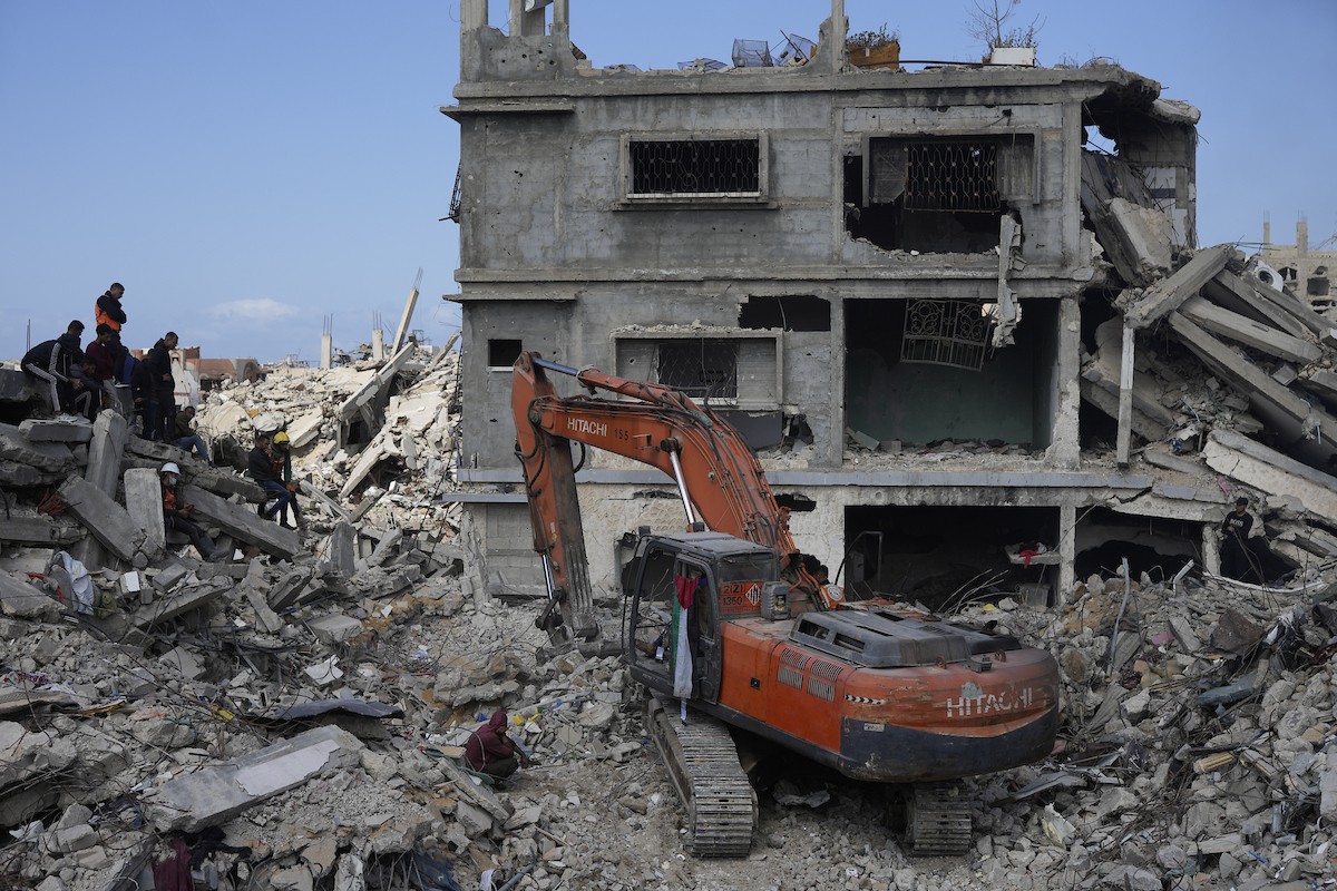 تحاول فرق الدفاع المدني الفلسطيني، بالتنسيق مع اللجنة الدولية للصليب الأحمر، انتشال جثث عائلتي عيادة وغنيم من تحت أنقاض منزل عائلة غباين، في بيت لاهيا، شمال قطاع غزة. 22 فبراير/شباط 2026. صورة: عمر أشتوي