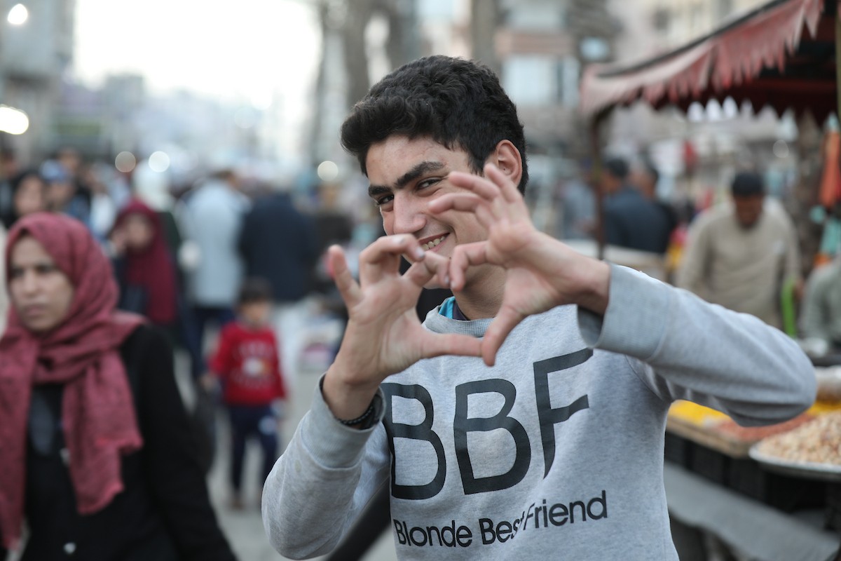 استقبل الفلسطينيون حلول شهر رمضان بفرح واحتفال في مخيم النصيرات للاجئين، بعد عامين من حرب جلبت معاناة هائلة للسكان في قطاع غزة، وسط قطاع غزة، 17 فبراير/شباط 2026. تصوير: معز صالحي