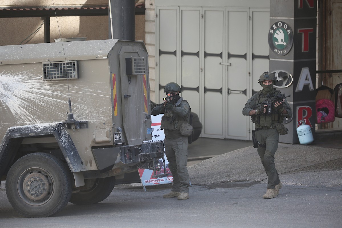 نفّذت قوات الجيش الإسرائيلي مداهمات ودوريات في شوارع مخيم عسكر للاجئين، شرق نابلس في الضفة الغربية، ٢٢ فبراير/شباط ٢٠٢٦. صورة: محمد ناصر