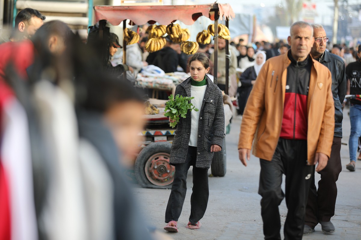 آلاء كريم نازحة في مخيم النصيرات وسط قطاع غزة، تفتح كشكًا لتحضير وبيع القطايف خلال أيام رمضان، في محاولة منها للتغلب على ظروف المعيشة القاسية وإعالة أسرتها بعد أن فقدت منزلها، 19 فبرايرشباط 2026. تصوير رمزي أبو عامر