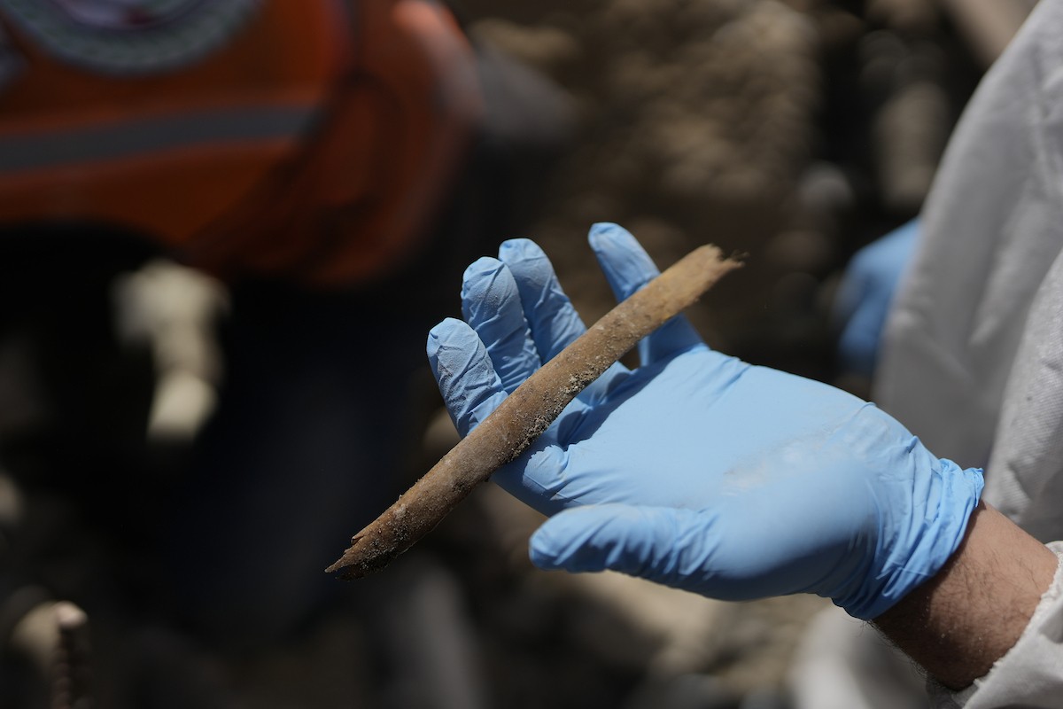 تحاول فرق الدفاع المدني الفلسطيني، بالتنسيق مع اللجنة الدولية للصليب الأحمر، انتشال جثث عائلتي عيادة وغنيم من تحت أنقاض منزل عائلة غباين، في بيت لاهيا، شمال قطاع غزة. 22 فبراير/شباط 2026. صورة: عمر أشتوي