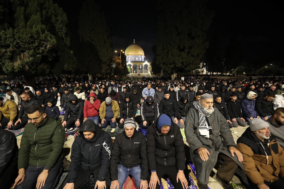 يؤدي الفلسطينيون صلاتي العشاء والتراويح في ساحات المسجد الأقصى في اليوم الرابع من رمضان، القدس، 21 فبراير 2026. صورة من دائرة الأوقاف الإسلامية في القدس.