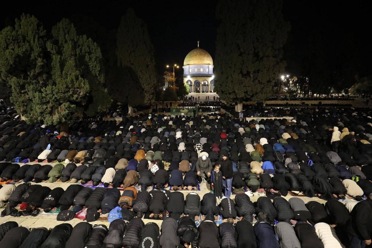 صلاتي العشاء والتراويح في المسجد الأقصى المبارك بمدينة القدس الأقصى.jpg