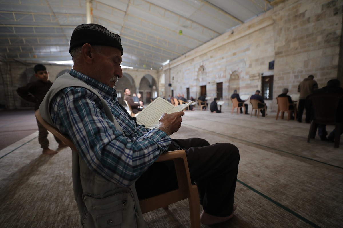 يُحيي الفلسطينيون أول أيام شهر رمضان المبارك في جامع السيد هاشم التاريخي بوسط مدينة غزة، ١٨ فبراير ٢٠٢٦. تصوير: عمر أشتوي