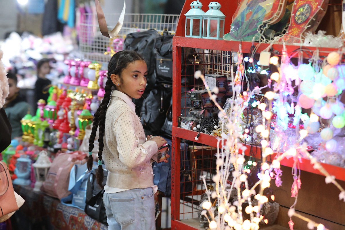 استقبل الفلسطينيون حلول شهر رمضان بفرح واحتفال في مخيم النصيرات للاجئين، بعد عامين من حرب جلبت معاناة هائلة للسكان في قطاع غزة، وسط قطاع غزة، 17 فبراير/شباط 2026. تصوير: معز صالحي