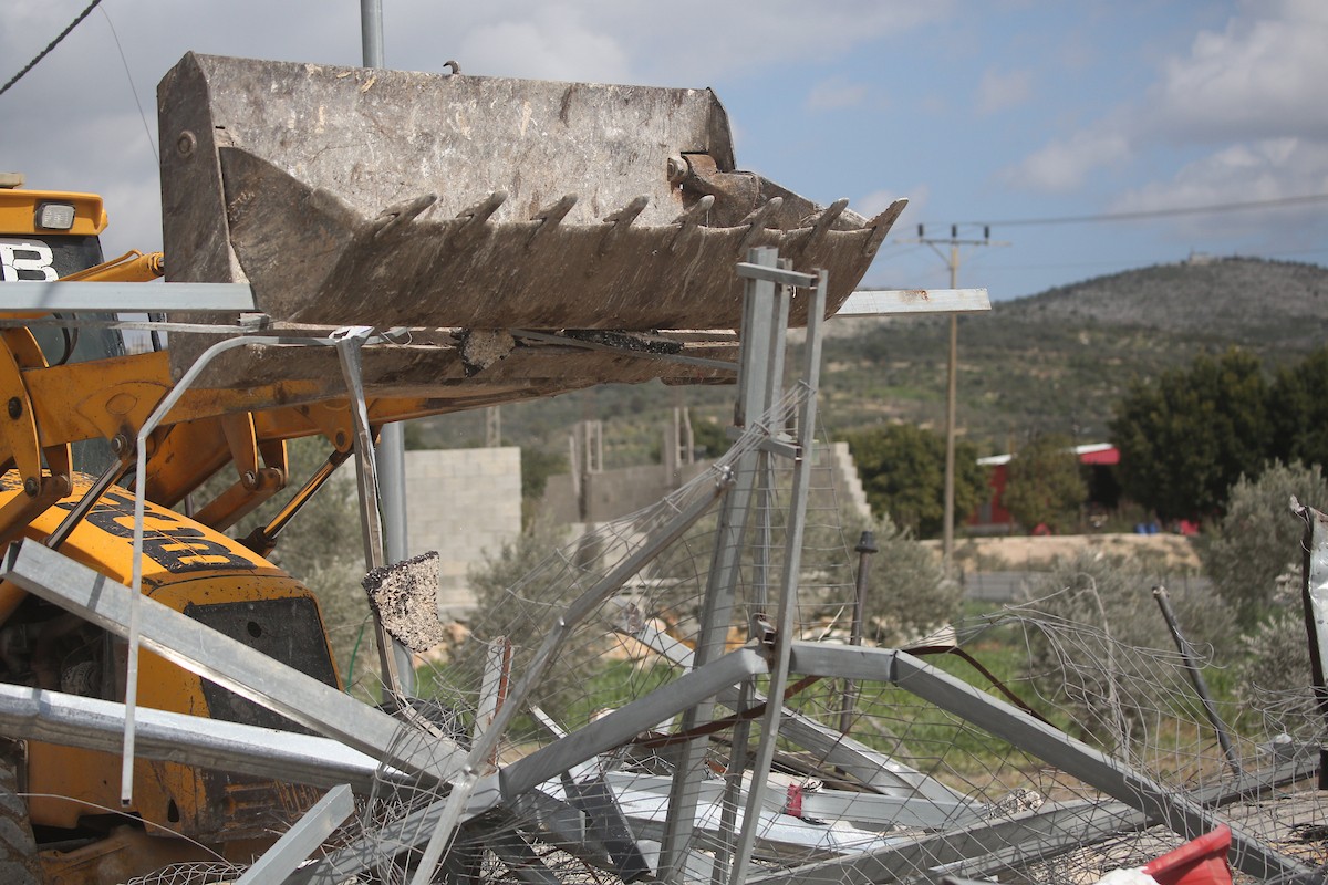 فلسطينيون يتفقدون منزلاً بعد هدمه على يد قوات الجيش الإسرائيلي في قرية عنزة، جنوب جنين بالضفة الغربية. ٢٥ فبراير ٢٠٢٦. صورة: محمد ناصر