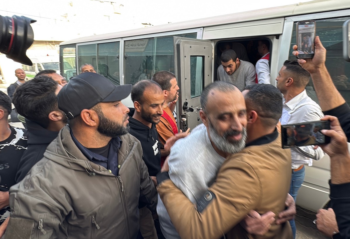 اللجنة الدولية للصليب الأحمر تنقل 8 أسرى فلسطينيين إلى مستشفى شهداء الأقصى في دير البلح، وسط قطاع غزة، بعد إطلاق سراحهم من قبل القوات الإسرائيلية. ١٦ فبراير/شباط ٢٠٢٦. صورة: أحمد إبراهيم