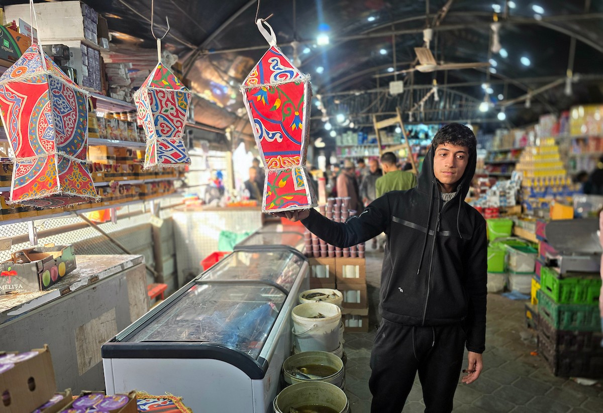 الفلسطينية ريهان شراب تصنع فوانيس رمضان من بقايا صناديق المساعدات في خان يونس جنوب قطاع غزة  8 فبراير/شباط 2026. (صورة: طارق محمد)