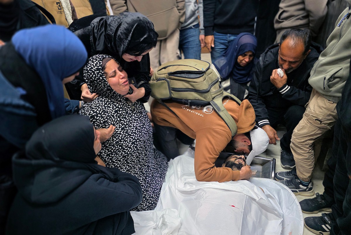 ودّعت والدة الفقيد عبد الحميد الفرا وأقاربه جثمانه للمرة الأخيرة في مشرحة مجمع ناصر الطبي، بعد استشهاده بنيران الجيش الإسرائيلي في منطقة التحلية، شرق خان يونس جنوب قطاع غزة. ١٩ فبراير ٢٠٢٦. تصوير: طارق محمد (APA Images)