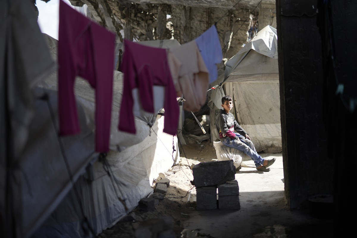 يستقبل الفلسطينيون شهر رمضان وسط دمار غير مسبوق للمباني، بما فيها المساجد التي يؤدون فيها شعائرهم الدينية. مدينة غزة، 19 فبراير/شباط 2026. صورة: عمر أشتوي