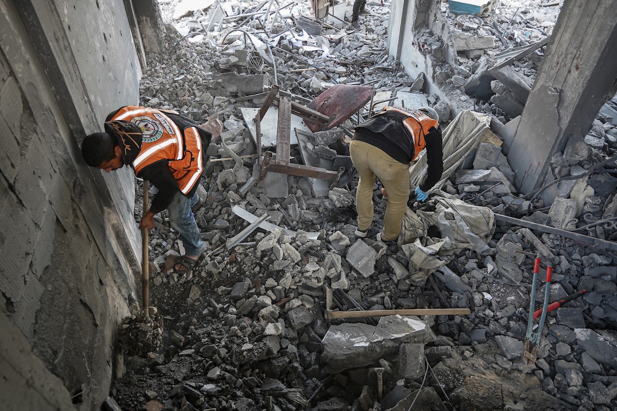صورة للدمار الذي لحق بمركز شرطة في حي الشيخ رضوان بمدينة غزة، بعد استهداف الجيش الإسرائيلي له في 31 يناير/كانون الثاني 2026. تصوير: عمر أشتوي
