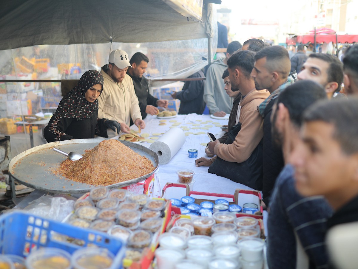 آلاء كريم نازحة في مخيم النصيرات وسط قطاع غزة، تفتح كشكًا لتحضير وبيع القطايف خلال أيام رمضان، في محاولة منها للتغلب على ظروف المعيشة القاسية وإعالة أسرتها بعد أن فقدت منزلها، 19 فبرايرشباط 2026. تصوير رمزي أبو عامر