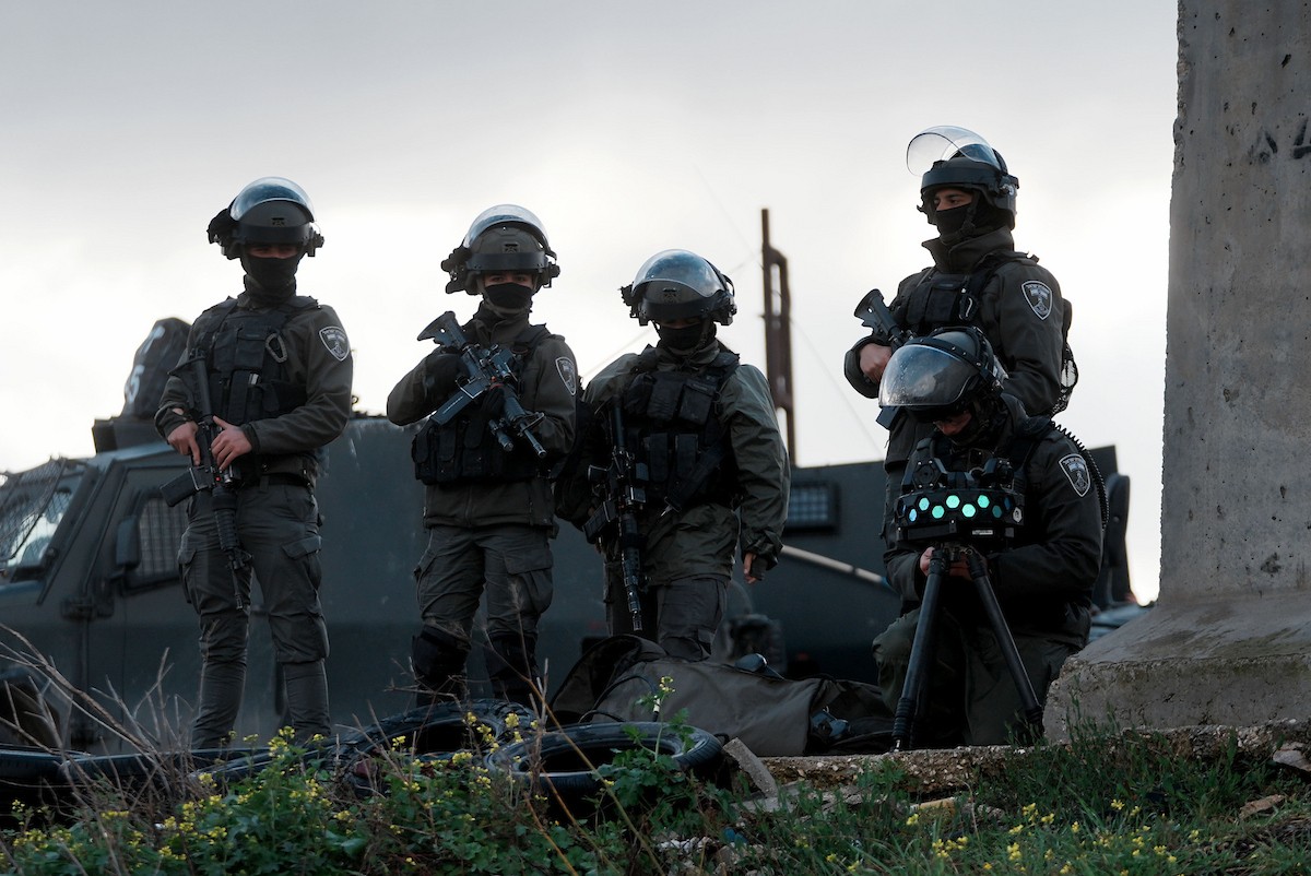 منعت السلطات الإسرائيلية دخول الفلسطينيين من الضفة الغربية إلى القدس لأداء صلاة الجمعة الثانية من شهر رمضان في المسجد الأقصى ، في 27 فبراير/شباط 2026. وتجمّع آلاف منذ ساعات الصباح الباكر عند حاجز قلنديا في محاولة للوصول إلى الأقصى، وسط إجراءات أمنية مشددة في المنطقة